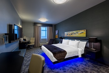 Applause King Room  | In-room safe, desk, laptop workspace, blackout drapes