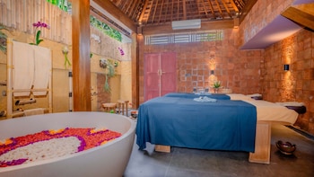 Couples treatment rooms, sauna, spa tub, hot springs, body treatments