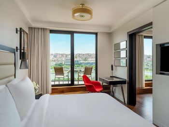 Premium Room, 1 Queen Bed, Sea View | Minibar, in-room safe, desk, blackout drapes