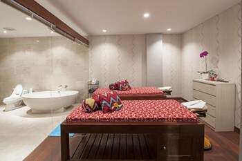 Couples treatment rooms, spa tub, body treatments, aromatherapy