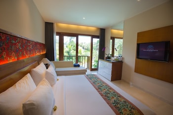 Deluxe Double Room, 1 Bedroom, Pool View | Minibar, in-room safe, desk, blackout drapes