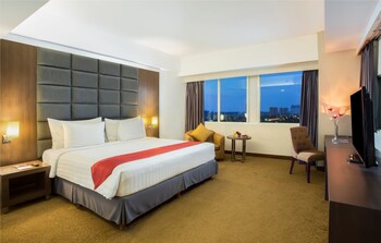 Presidential Suite | Premium bedding, in-room safe, desk, laptop workspace