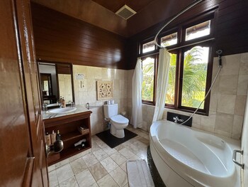 Deluxe Room (View) | Bathroom | Combined shower/tub, hair dryer, bathrobes, slippers