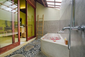 One Bedroom Private Pool Villa with Rice Field View | Bathroom | Separate tub and shower, rainfall showerhead, free toiletries