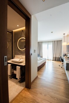 Executive Double Room, 1 Bedroom, City View | Frette Italian sheets, premium bedding, minibar, in-room safe