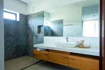 Comfort Double Room | Bathroom shower