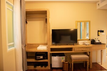 Deluxe Twin Room | Minibar, in-room safe, individually decorated, desk