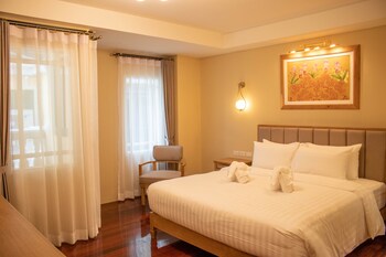 Deluxe Double Room | Minibar, in-room safe, individually decorated, desk