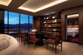 City King Suite | In-room dining