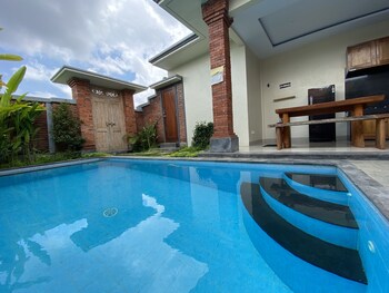 2 outdoor pools