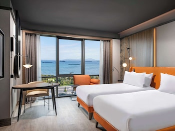 Superior Twin Room, Sea View | Premium bedding, minibar, in-room safe, desk