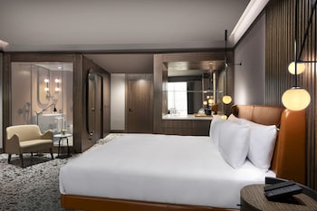 Deluxe Suite, 1 King Bed | Premium bedding, minibar, in-room safe, desk