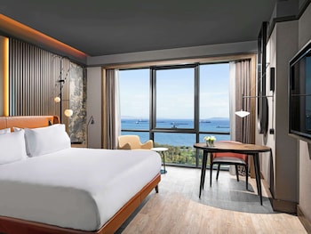 Superior Room, Sea View | Premium bedding, minibar, in-room safe, desk