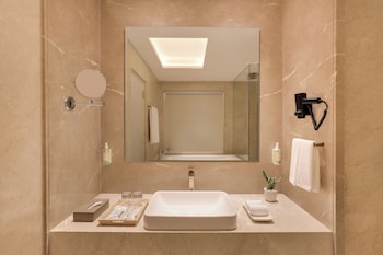 Executive Studio Suite | Bathroom | Slippers