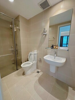 Deluxe Apartment, 1 Bedroom, Kitchen, City View | Bathroom | Shower, hydromassage showerhead, designer toiletries, hair dryer