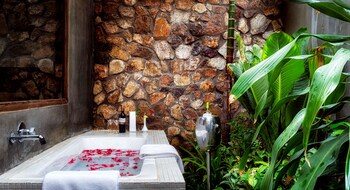 Presidential Suite | Deep soaking bathtub