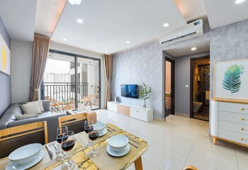 Luxury Apartment, Balcony | Premium bedding, in-room safe, individually furnished, desk