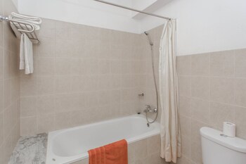 Comfort Suite, 2 Bedrooms | Bathroom | Hydromassage showerhead, free toiletries, slippers, towels