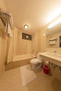 Standard Room, 1 Double or 2 Twin Beds | Bathroom | Shower, hair dryer