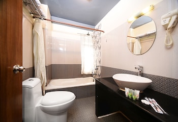 Family Room | Bathroom | Free toiletries, hair dryer, slippers, towels