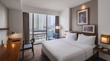 Deluxe Room, 1 Queen Bed | Premium bedding, minibar, in-room safe, desk