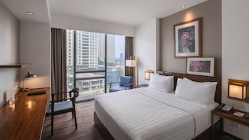 Deluxe Room, 1 King Bed | Premium bedding, minibar, in-room safe, desk