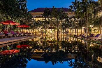 Outdoor pool, pool umbrellas, sun loungers