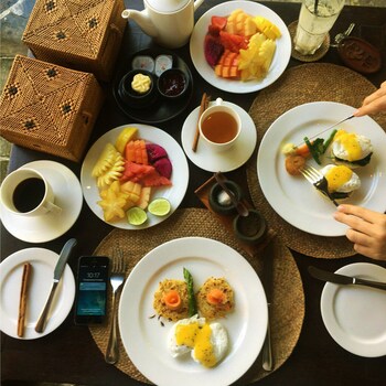 Daily cooked-to-order breakfast (IDR 200000 per person)