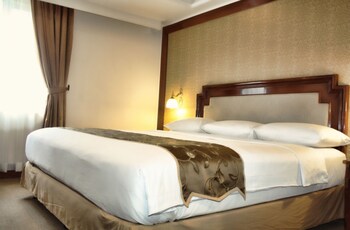 Executive Room, Smoking | Premium bedding, memory foam beds, minibar, in-room safe