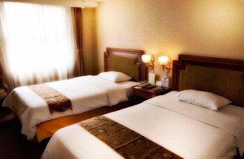 Executive Room, Smoking | Premium bedding, memory foam beds, minibar, in-room safe