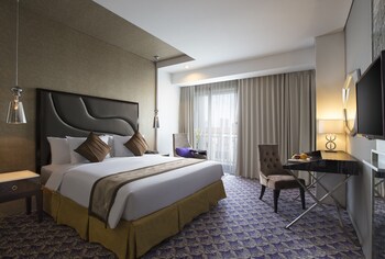 Deluxe King Room | Egyptian cotton sheets, in-room safe, desk, laptop workspace