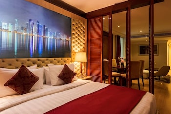 Executive Suite, 1 Queen Bed, Non Smoking (Dining Table) | Minibar, in-room safe, desk, soundproofing