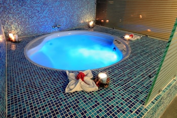 Indoor spa tub