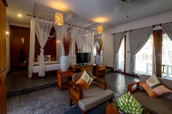 Private Suite, Garden View | Premium bedding, minibar, in-room safe, desk