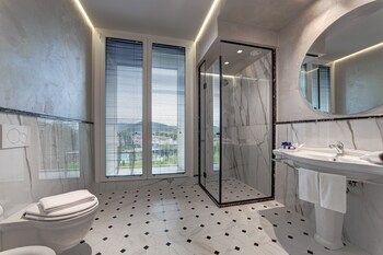 Premier Room | Bathroom | Free toiletries, hair dryer, bathrobes, bidet