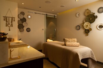 Couples treatment rooms, sauna, steam room, body treatments