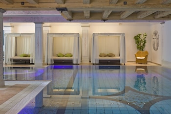 Indoor pool, free cabanas, sun loungers