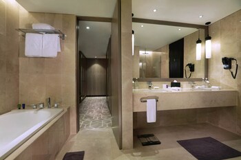 Governor Suite Room	 | Bathroom | Free toiletries, hair dryer, bathrobes, bidet