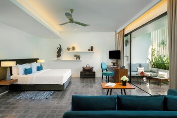 Suite Pool View + Free Minibar | Premium bedding, pillowtop beds, in-room safe, individually decorated