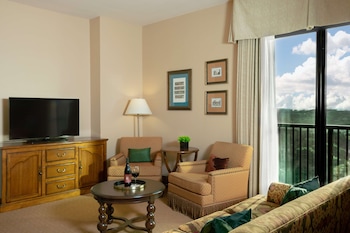 Presidential Suite (Heron Suite) | Living room | Flat-screen TV, pay movies