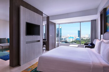 Executive Suite, 1 King Bed | Minibar, in-room safe, desk, laptop workspace