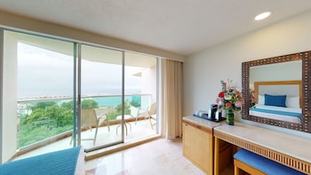 Deluxe Ocean View | Free minibar items, in-room safe, desk, blackout drapes