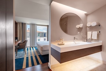 Club Room | Bathroom | Combined shower/tub, free toiletries, hair dryer, bathrobes