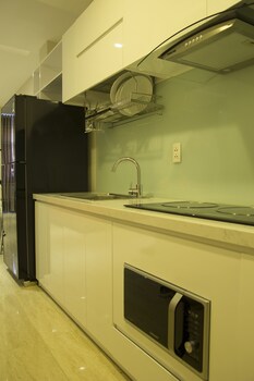 Superior Room, City View | Private kitchen | Fridge, microwave, stovetop, electric kettle