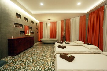 Couples treatment rooms, aromatherapy, deep-tissue massages