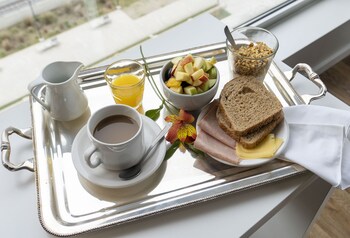 Daily to-go breakfast (USD 10 per person)