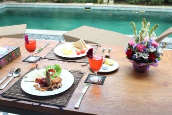 Daily cooked-to-order breakfast (IDR 100000 per person)