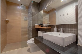 Japanese Style Suite | Bathroom | Shower, free toiletries, hair dryer, bidet