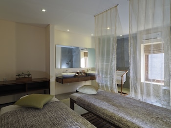 Spa Suite (Daily 1 hour Massage) | Bathroom | Separate tub and shower, rainfall showerhead, free toiletries