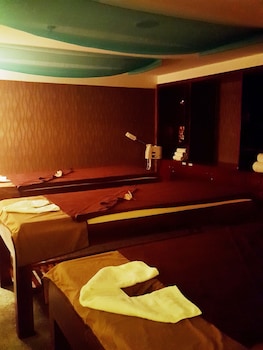 Couples treatment rooms, body treatments, hydrotherapy, aromatherapy